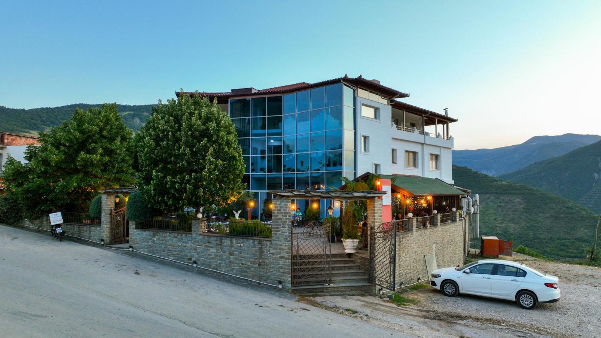 Hotel Kanione Cerenisht Екстер'єр фото