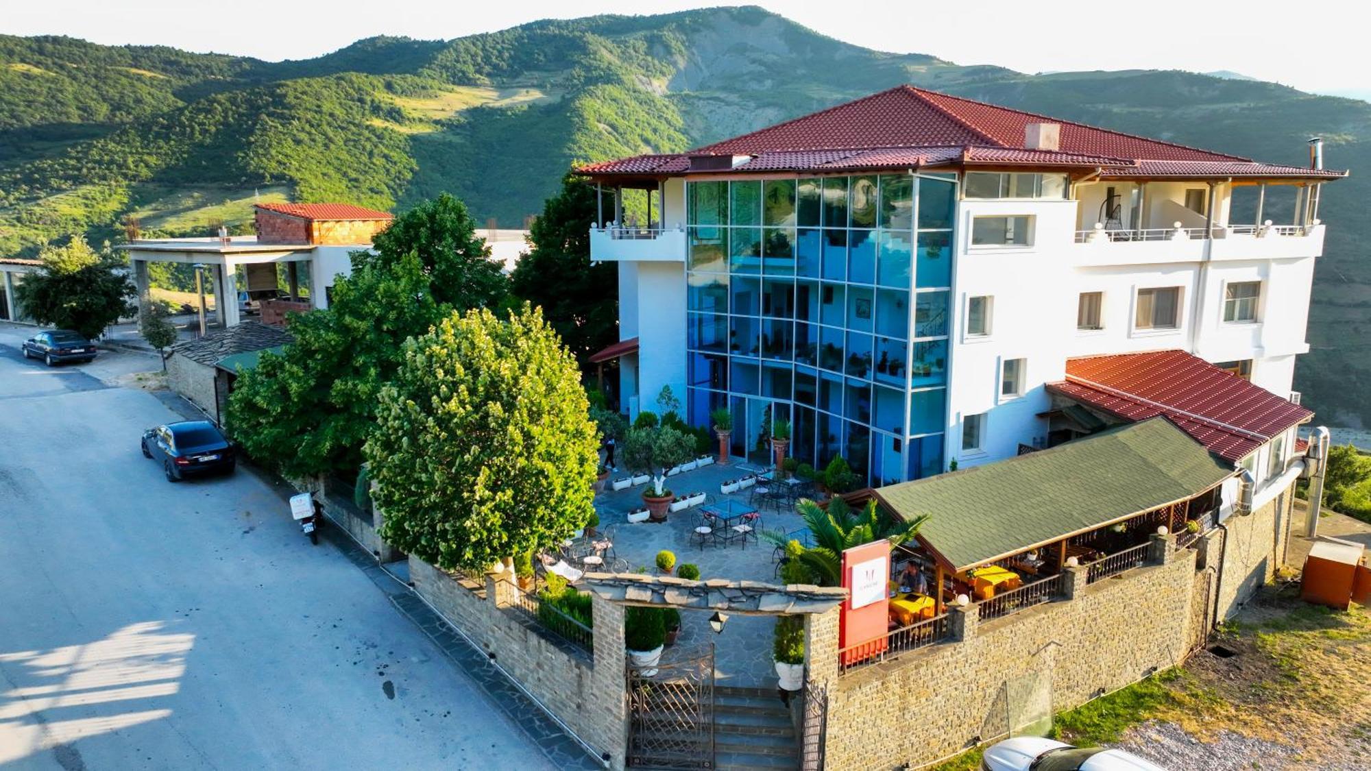 Hotel Kanione Cerenisht Екстер'єр фото