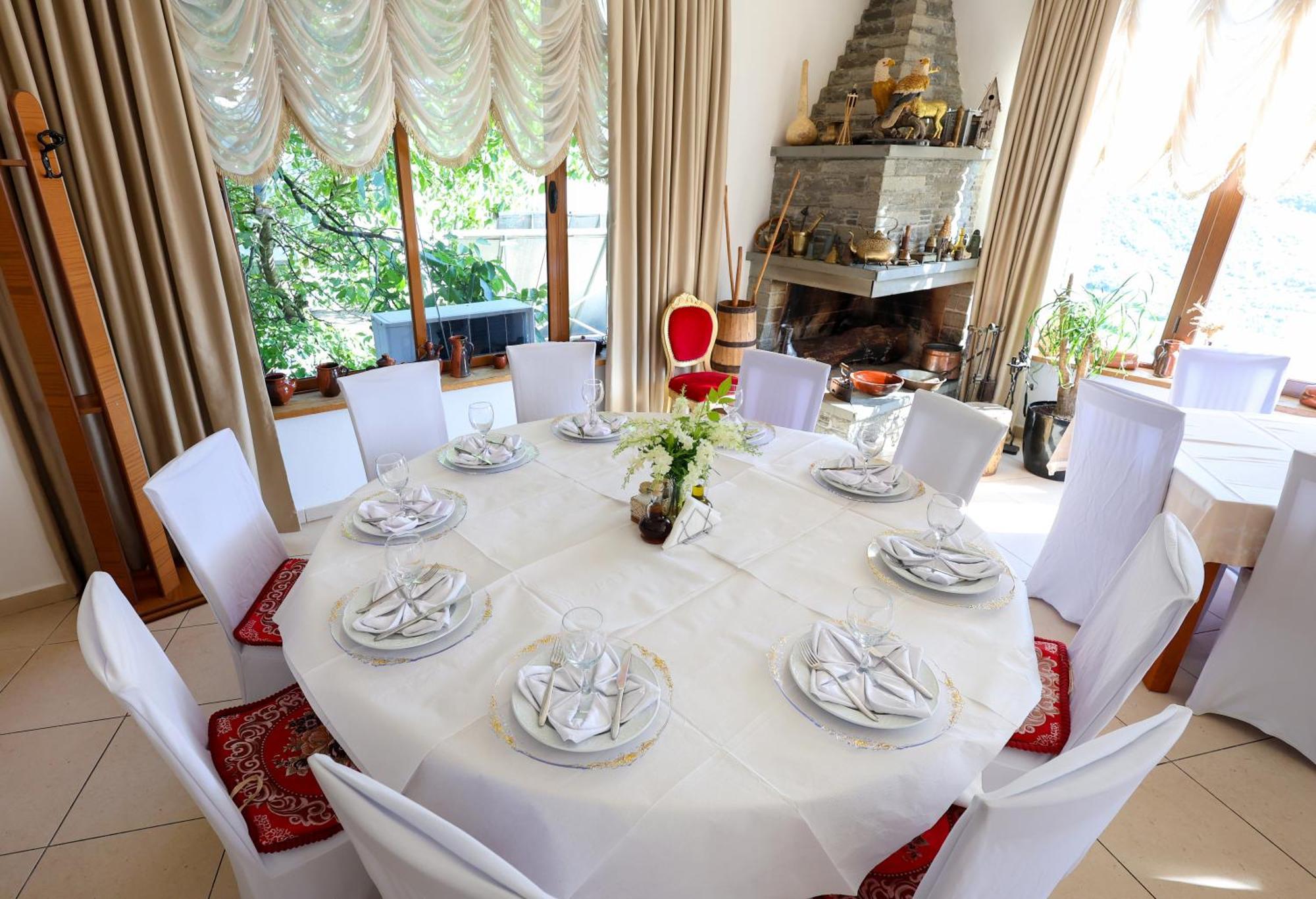 Hotel Kanione Cerenisht Екстер'єр фото