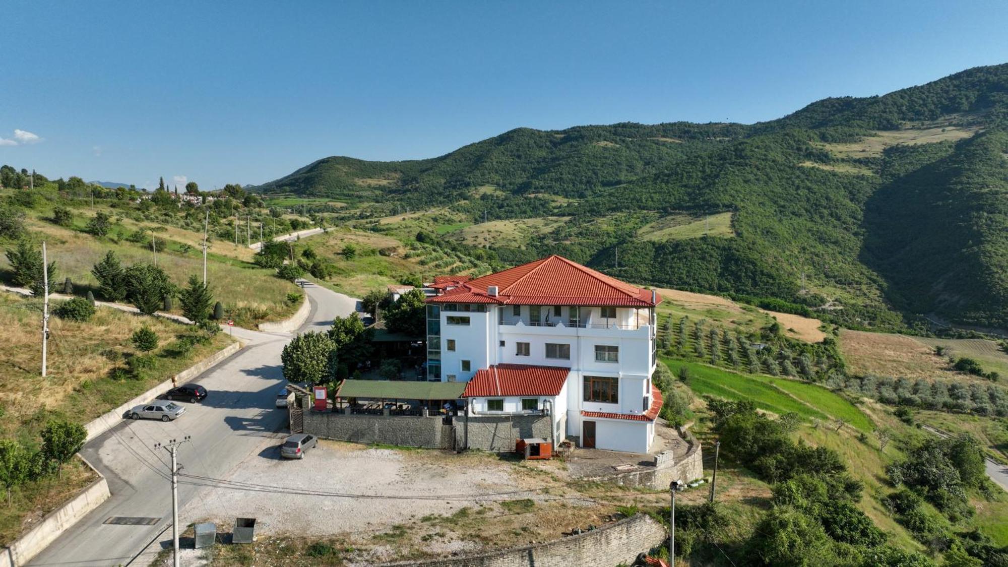 Hotel Kanione Cerenisht Екстер'єр фото