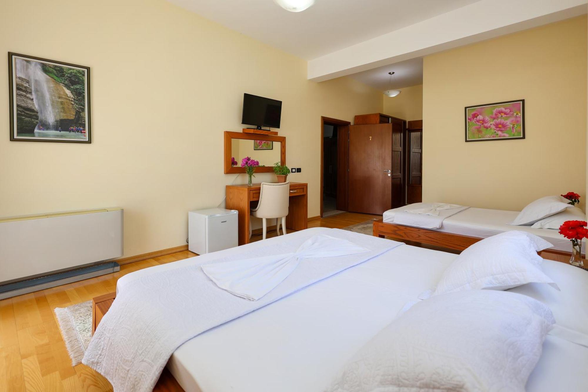 Hotel Kanione Cerenisht Екстер'єр фото