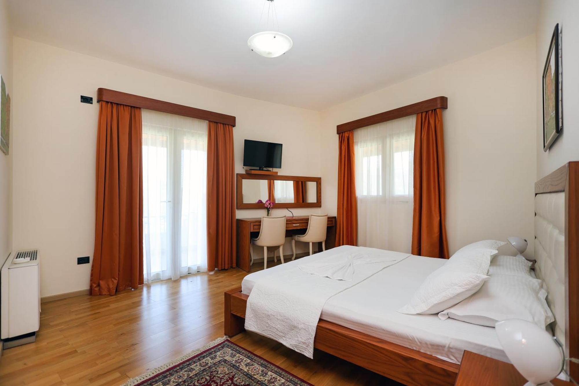 Hotel Kanione Cerenisht Екстер'єр фото