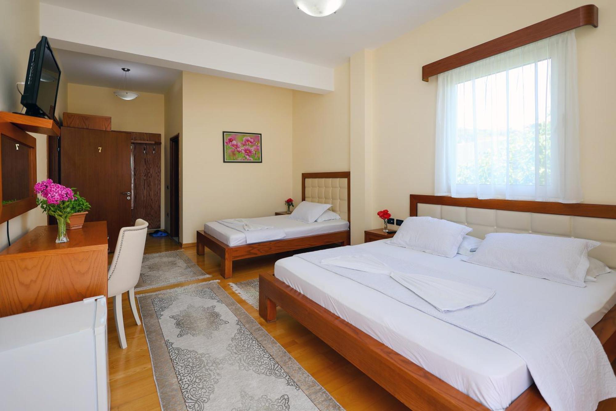 Hotel Kanione Cerenisht Екстер'єр фото