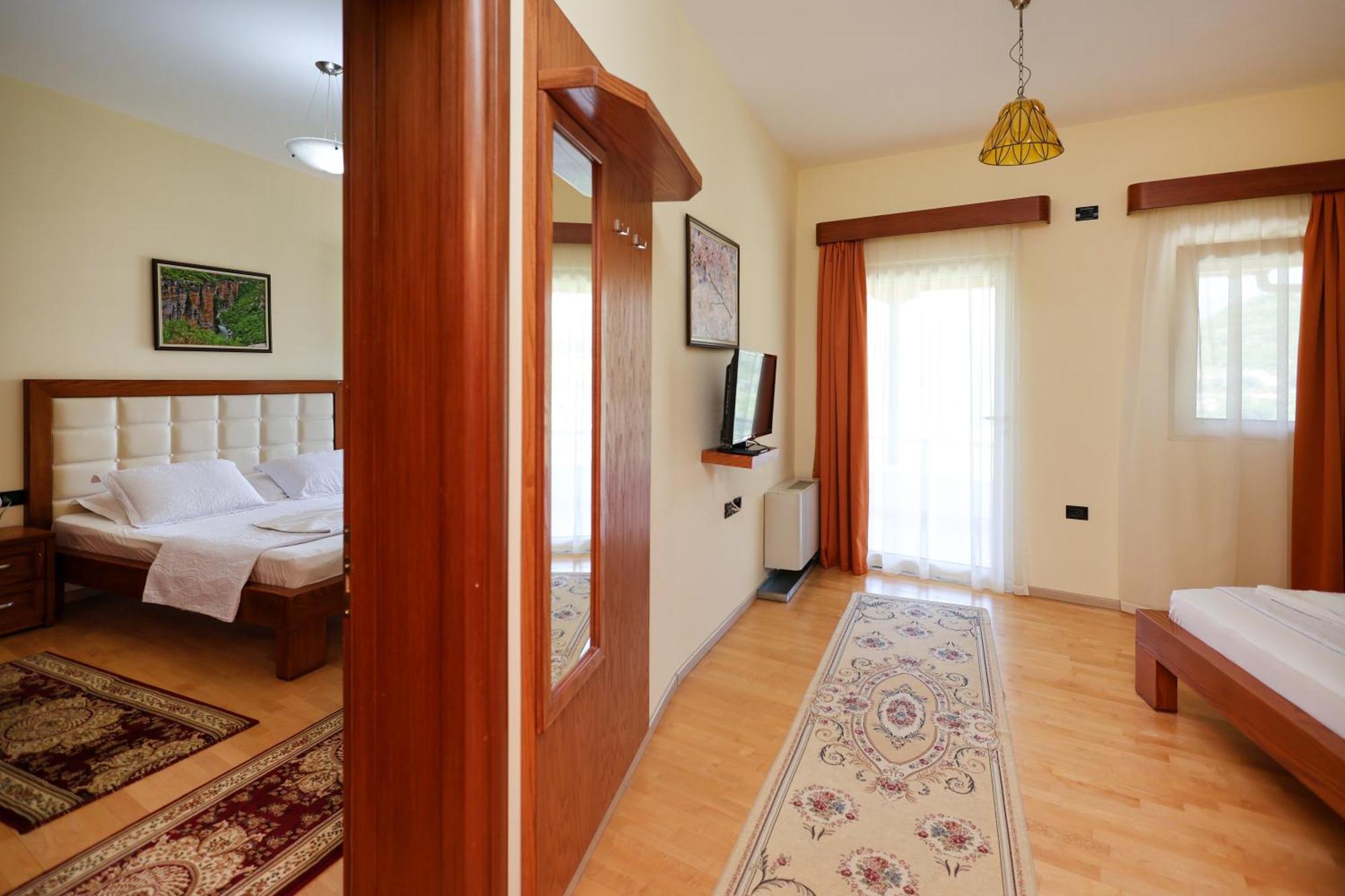 Hotel Kanione Cerenisht Екстер'єр фото